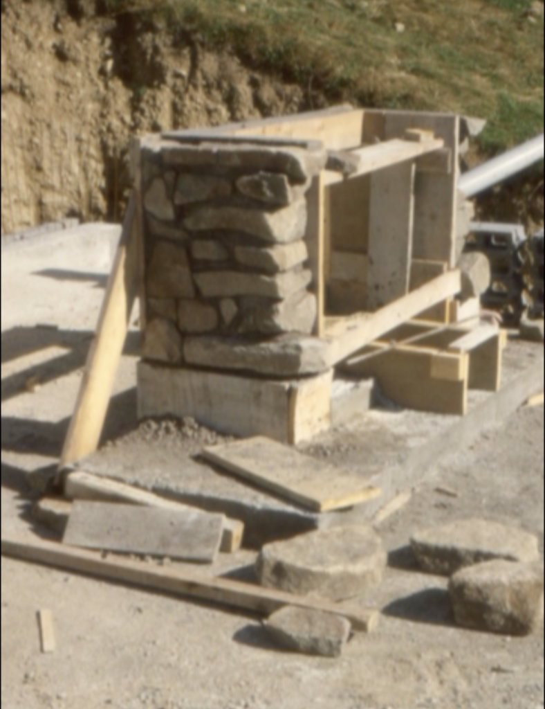 Chalet du Gran Maci Manigod : construction initiale des fondations en 1975 - ossature de la cheminée