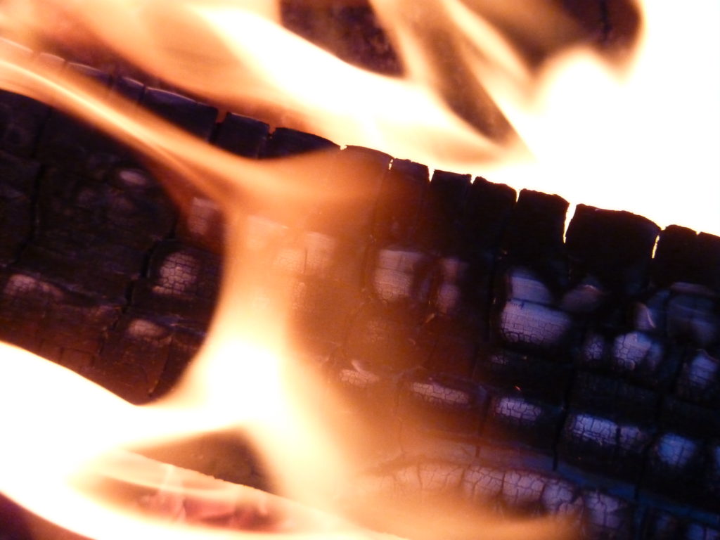 Ambiance chalet du Gran Maci Manigod : Feu et braise pour réchauffer le salon avec une cheminée en pierre d'origine