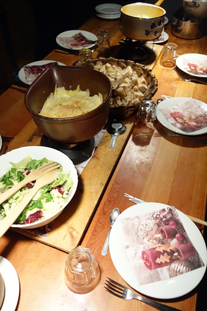 Convivialité des moments en famille ou entre amis autour d'une bonne fondue savoyarde le jour du nouvel an  ou de noël au Chalet du Gran Maci