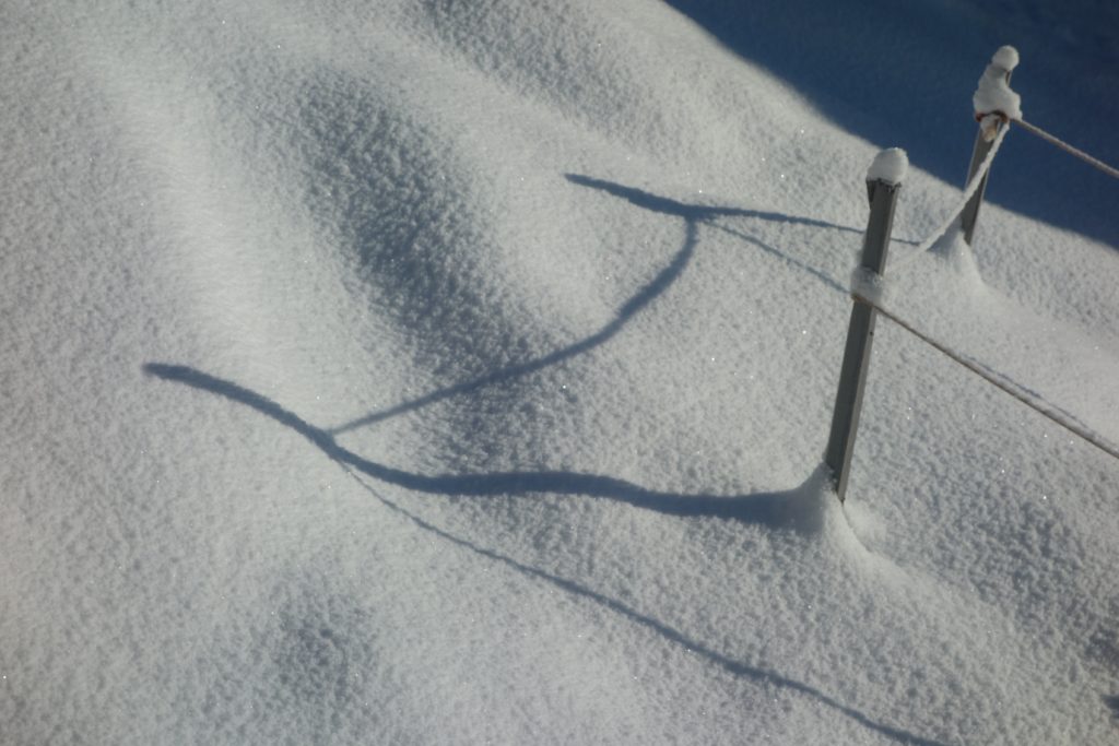 Ambiance chalet du Gran Maci Manigod : texture de la neige poudreuse fraîche peuf
