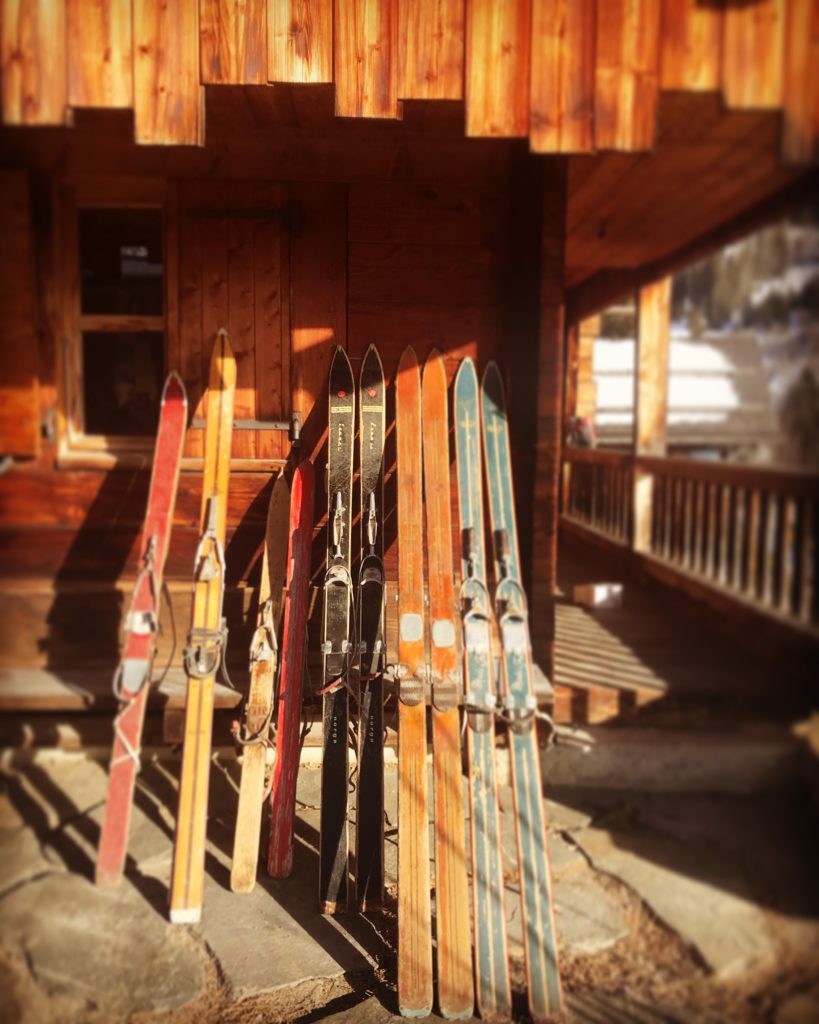 les vieux skis familiaux du Chalet du Gran Maci Manigod