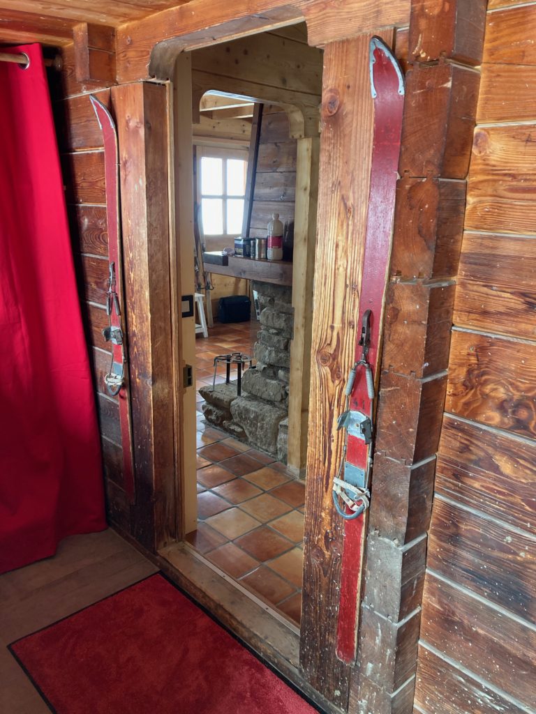 Intérieur Chalet du Gran Maci Manigod : ancienne entrée en venant du local à ski