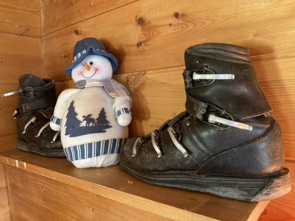 cocon hivernal et vieille chaussure en cuir de ski au Chalet du Gran Maci