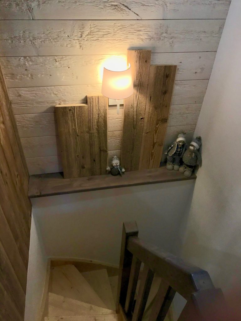 Chalet du Gran Maci Manigod : escalier vers l'appartement autonome neuf